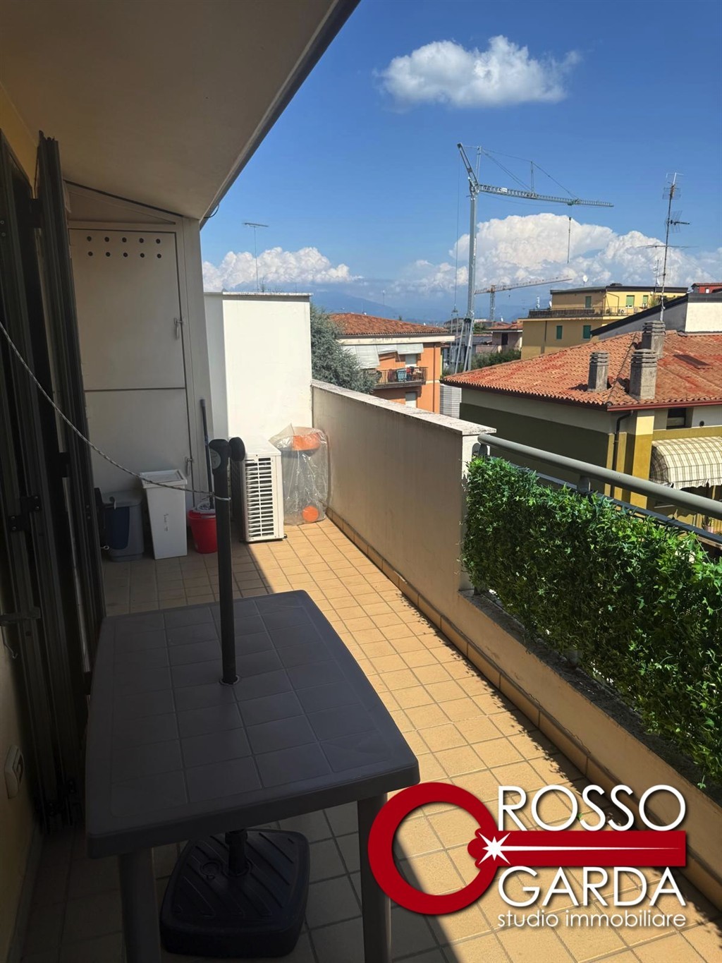 Appartamento trilocale con garage in locazione a Desenzano del Garda